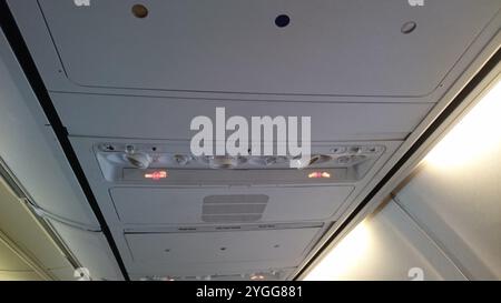 Lüftungs- und Leseleuchten in der Boeing 737 Stockfoto