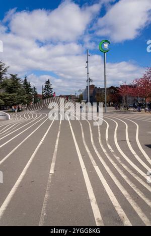 KOPENHAGEN, DÄNEMARK - APRIL 30 2023: Menschen mit Kindern haben Spaß im Superkilen Park, öffentlicher Raum in Norrebro am 30. April 2023 in Kopenhagen, den Stockfoto