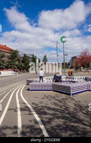 KOPENHAGEN, DÄNEMARK - APRIL 30 2023: Menschen mit Kindern haben Spaß im Superkilen Park, öffentlicher Raum in Norrebro am 30. April 2023 in Kopenhagen, den Stockfoto