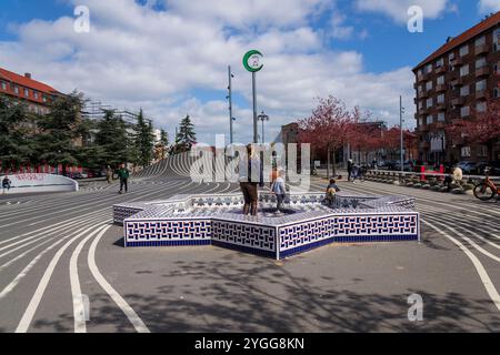 KOPENHAGEN, DÄNEMARK - APRIL 30 2023: Menschen mit Kindern haben Spaß im Superkilen Park, öffentlicher Raum in Norrebro am 30. April 2023 in Kopenhagen, den Stockfoto