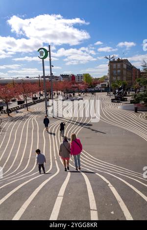 KOPENHAGEN, DÄNEMARK - APRIL 30 2023: Menschen mit Kindern haben Spaß im Superkilen Park, öffentlicher Raum in Norrebro am 30. April 2023 in Kopenhagen, den Stockfoto