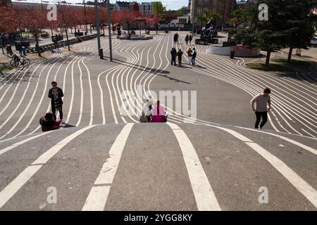 KOPENHAGEN, DÄNEMARK - APRIL 30 2023: Menschen mit Kindern haben Spaß im Superkilen Park, öffentlicher Raum in Norrebro am 30. April 2023 in Kopenhagen, den Stockfoto