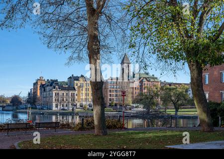 Motala Stream und Norrkoping Uferpromenade am Refvens grund im November. Norrkoping ist eine historische Industriestadt in Schweden. Stockfoto