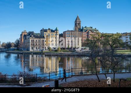 Motala Stream und Norrkoping Uferpromenade am Refvens grund im November. Norrkoping ist eine historische Industriestadt in Schweden. Stockfoto