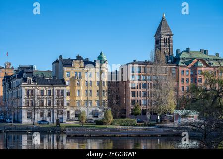 Motala Stream und Norrkoping Uferpromenade am Refvens grund im November. Norrkoping ist eine historische Industriestadt in Schweden. Stockfoto