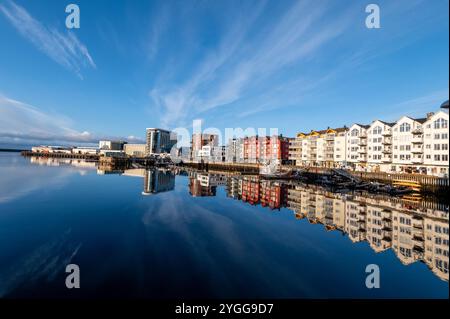 Ein norwegisches Herbstsonnenlicht über der stillen Wasserspiegelung auf dem Fischerhafen in der kleinen Stadt Svolaer auf den Lofoten-Inseln in Norwegen, SCA Stockfoto