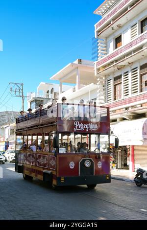 Manzanillo, Colima, Mexiko - 16. Januar 2024: Touristenbus, der Kreuzfahrtpassagiere durch die Stadt Manzanillo bringt Stockfoto