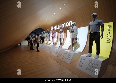 Shanghai, China. November 2024. Besucher besuchen am 7. November 2024 den Stand von Lululemon auf der 7. CIEXPO in Shanghai, China. (Foto: Costfoto/NurPhoto) Credit: NurPhoto SRL/Alamy Live News Stockfoto