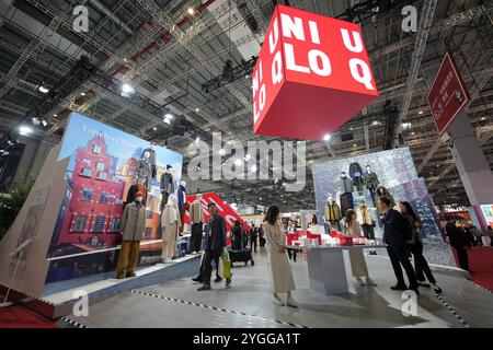 Shanghai, China. November 2024. Besucher besuchen den Uniqlo-Stand auf der 7. CIEXPO in Shanghai, China, am 7. November 2024. (Foto: Costfoto/NurPhoto) Credit: NurPhoto SRL/Alamy Live News Stockfoto