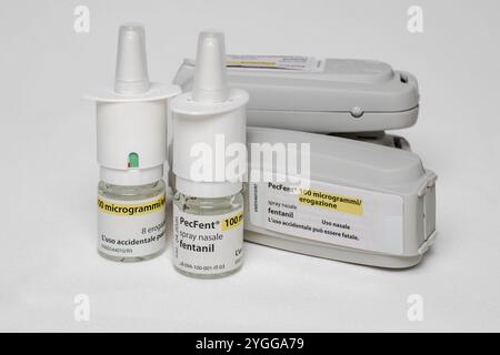 Fentanyl-Sicherheitspackungen und Naseninhalatoren. Italienische Sprache. Traduktion: 100 Mikrogramm pro Dosis; Nasenspray; Nasenanwendung; versehentliche Anwendung kann tödlich sein Stockfoto