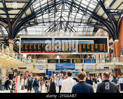 London, England, Großbritannien - 24. August 2023: Menschenmassen in der Halle des Bahnhofs Liverpool Street im Zentrum von London Stockfoto