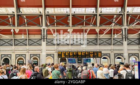 London, England, Großbritannien - 24. August 2023: Eine Menge von Fahrgästen wartet vor einem Abflugschild für Züge am Bahnhof Paddington im Zentrum von L Stockfoto