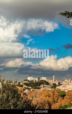 Der Blick auf die Ewige Stadt, Rom, Italien, ist unvergesslich, im Herbst zu reisen Stockfoto