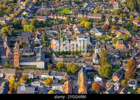 Luftbild, römisch-katholische Pfarrkirche St. Laurentius, Marktplatz und evang. Kirche, Uedem, Niederrhein, Nordrhein-Westfalen, Deutschland ACHTUNGxMINDESTHONORARx60xEURO *** Luftansicht, römisch-katholische Pfarrkirche St. Laurentius, Marktplatz und evangelische Kirche, Uedem, Niederrhein, Nordrhein-Westfalen, Deutschland ATTENTIONxMINDESTHONORARx60xEURO Stockfoto