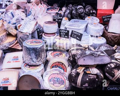 Ein Käsestand in Mercat de la Boqueria in Las Ramblas in Barcelona, Katalonien, Spanien. Stockfoto