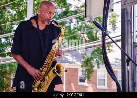 Saxophonist in der Stacy Brooks Band beim Columbia Pike Blues Festival in Arlington, Virginia, 15. Juni 2024 Stockfoto