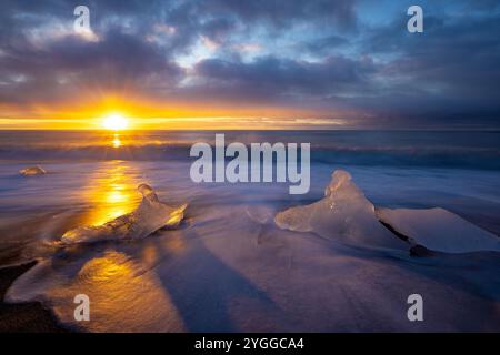 Diamantstrand in Vatnajokull, Süd-Island. Sonnenaufgangsaufnahme von Eisbrocken auf dem schwarzen Sand, die von den Jokuls am Strand abgelegt wurden Stockfoto