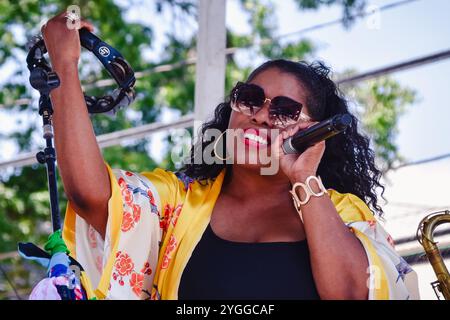 Stacy Brooks, Leadsänger der Stacy Brooks Band, am 15. Juni 2024 beim Columbia Pike Blues Festival in Arlington, Virginia Stockfoto