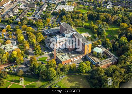 Luftbild, St. Bernhard-Krankenhaus Krankenhaus, herbstliche Bäume, Kamp-Lintfort, Ruhrgebiet, Nordrhein-Westfalen, Deutschland ACHTUNGxMINDESTHONORARx60xEURO *** Luftaufnahme, St. Bernhard Hospital, Herbstbäume, Kamp Lintfort, Ruhrgebiet, Nordrhein-Westfalen, Deutschland ATTENTIONxMINDESTHONORARx60xEURO Stockfoto