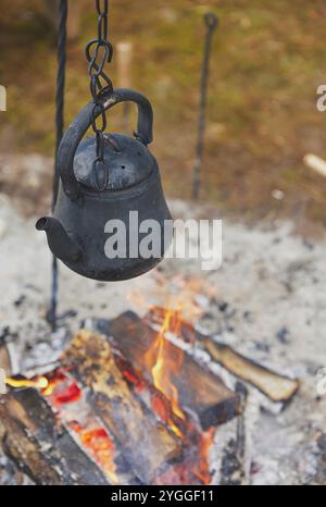 Wasserkocher am Feuer beim wikingerfest in Dänemark Stockfoto