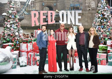 Chris Evans, Lucy Liu, Dwayne Johnson, Kiernan Shipka, JK Simmons und Bonnie Hunt beim Photocall für Red One, Potters Field, London Stockfoto