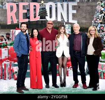 Chris Evans, Lucy Liu, Dwayne Johnson, Kiernan Shipka, JK Simmons und Bonnie Hunt beim Photocall für Red One, Potters Field, London Stockfoto