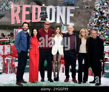 Chris Evans, Lucy Liu, Dwayne Johnson, Kiernan Shipka, JK Simmons, Bonnie Hunt und Jake Kasdan beim Photocall für Red One, Potters Field, London Stockfoto