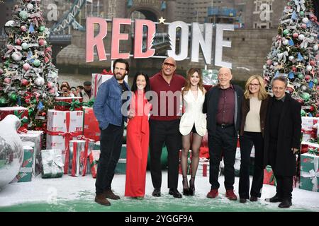 Chris Evans, Lucy Liu, Dwayne Johnson, Kiernan Shipka, JK Simmons, Bonnie Hunt und Jake Kasdan beim Photocall für Red One, Potters Field, London Stockfoto