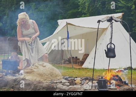 Hojbjerg, Dänemark, 27. Juli 2024: Frau beim Wikingerfest Stockfoto