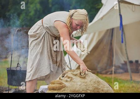 Hojbjerg, Dänemark, 27. Juli 2024: Frau beim Wikingerfest Stockfoto