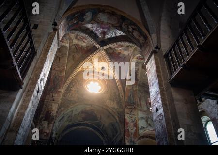 Voller Blick und lichtdurchflutetes Rosenfenster, typisch für die Spätromane. Das Innere der Kirche San Andreu de Salardu, Unha. Bilddekoration von Stockfoto