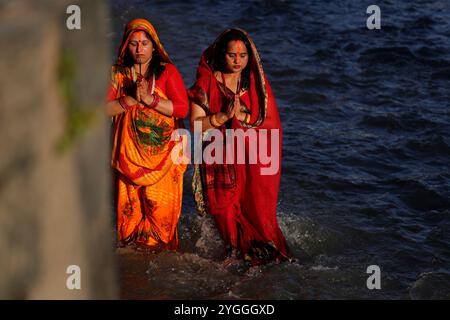 Kathmandu, Nepal. November 2024. Hindufrauen halten Weihrauchstäbchen, während sie während des Chhath-Festivals der untergehenden Sonne am Ufer des Bagmati-Flusses Gebete opfern. Auf Chhath, einem alten fest, das von Hindus beobachtet wurde, versammeln sich die Gläubigen am heiligen Fluss, um Gebete durch Fasten, Baden und Stehen im Wasser für ununterbrochene Zeiträume zu opfern, um dem Sonnengott zu beten, und danken und Respekt zu erweisen, um Segnungen für das Leben auf Erden zu suchen. (Foto: Skanda Gautam/SOPA Images/SIPA USA) Credit: SIPA USA/Alamy Live News Stockfoto