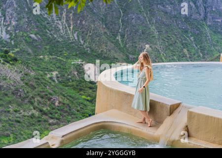 Weibliche Touristen in den heißen Quellen von Grutas Tolantongo, Mexiko. Abenteuer, Entspannung und natürliches Wellness-Konzept Stockfoto