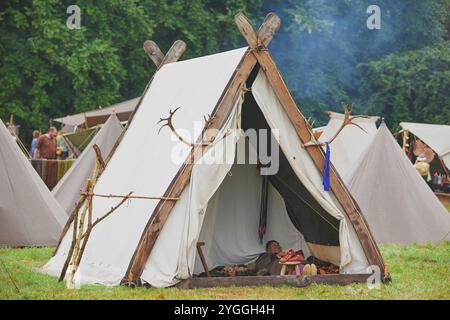 Hojbjerg, Dänemark, 27. Juli 2024: Mann schläft im Zelt beim Wikingerfest Stockfoto