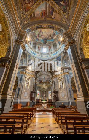 VOGHERA, ITALIEN - 12. SEPTEMBER 2024: Das Kirchenschiff und die Kuppel von Domo - Collegiata di San Lorenzo mit den Fresken von Luigi Morgari und Rodolfo Gambini Stockfoto