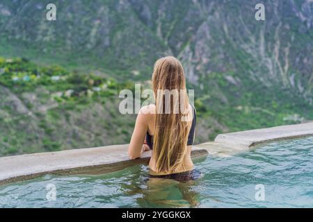 Weibliche Touristen in den heißen Quellen von Grutas Tolantongo, Mexiko. Abenteuer, Entspannung und natürliches Wellness-Konzept Stockfoto
