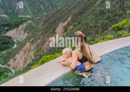 Mutter mit ihrem Kleinkind und ihren Söhnen im Teenageralter baden in den heißen Quellen von Grutas Tolantongo, Mexiko. Familienabenteuer, Entspannung und natürliches Wellness Stockfoto