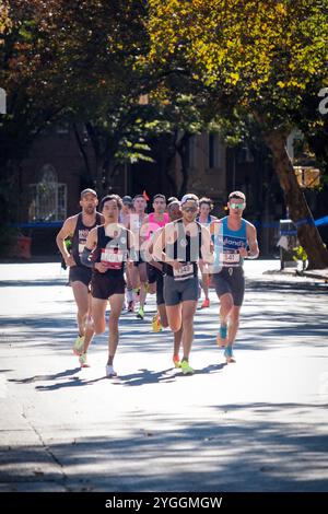 Männliche Elite-Läufer, die beim New York Marathon 2024 in der Nähe der 10-Meilen-Marke in Williamsburg, Brooklyr, im Rucksack antreten. Stockfoto