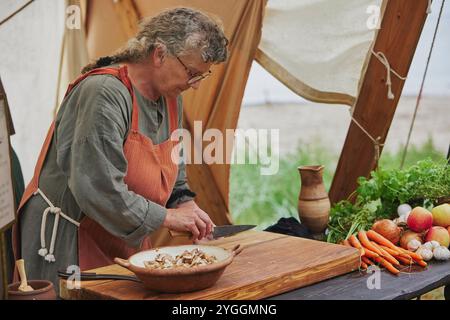 Hojbjerg, Dänemark, 27. Juli 2024: Reife Gastgeberin beim Wikingerfest Stockfoto