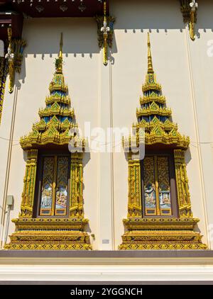 Vergoldete und verzierte Fenster des Gebetssaals im Tempel Wat Plai Laem, Koh Samui, Thailand Stockfoto