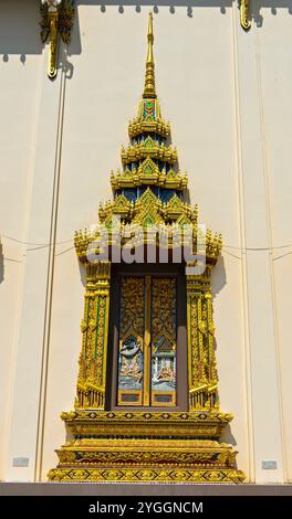 Vergoldete und verzierte Fenster des Gebetssaals im Tempel Wat Plai Laem, Koh Samui, Thailand Stockfoto