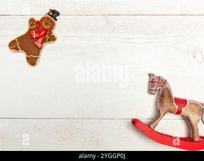 Weihnachten Rahmen mit Lebkuchen Mann und Schaukelpferd auf weißem Holz- Hintergrund mit kopieren. Stockfoto