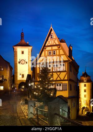 Schöne Aussicht bei Nacht von der historischen Stadt Rothenburg Ob der Tauber, Franken, Bayern, Deutschland Stockfoto