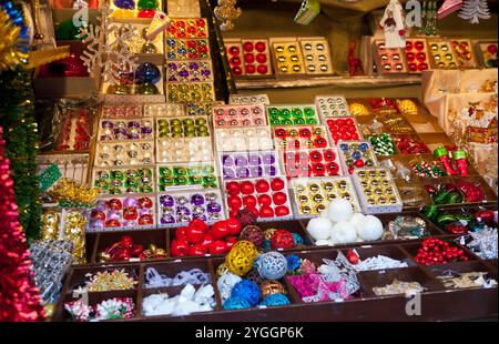 Dekorationen für den Verkauf auf Weihnachtsmarkt, München, Deutschland Stockfoto