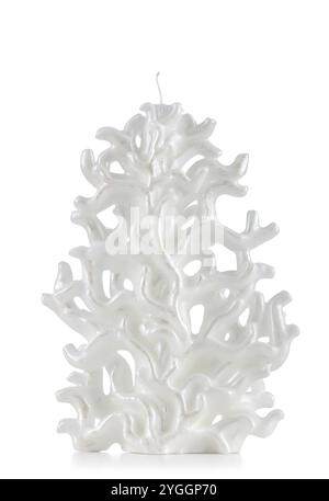 Weihnachtskerze geformt wie ein Weihnachtsbaum auf weißem Hintergrund Stockfoto