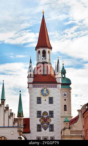 Berühmte Zodiac Clock Tower an der Fassade des alten Rathauses, Marienplatz, München Stockfoto