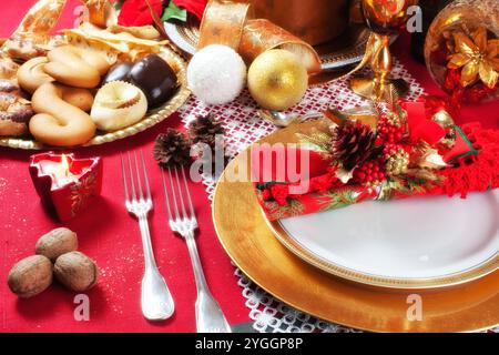 Weihnachts-Dinner-Tisch mit Studiobeleuchtung dekoriert Stockfoto