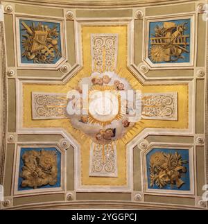 ALESSANDRIA, ITALIEN - 11. SEPTEMBER 2024: Das symbolische Deckenfresko von Korss in der Kirche Chiesa di Santa Maria della Sanita Stockfoto