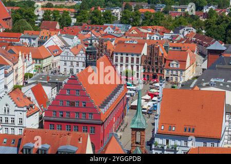 Blick vom Dom auf den Greifswalder Marktplatz mit Rathaus, Greifswald, Mecklenburg-Vorpommern, Deutschland, Europa Stockfoto