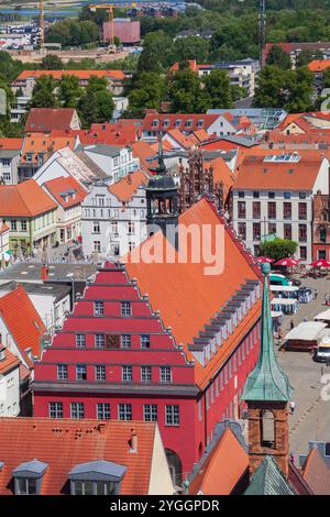 Blick vom Dom auf den Greifswalder Marktplatz mit Rathaus, Greifswald, Mecklenburg-Vorpommern, Deutschland, Europa Stockfoto